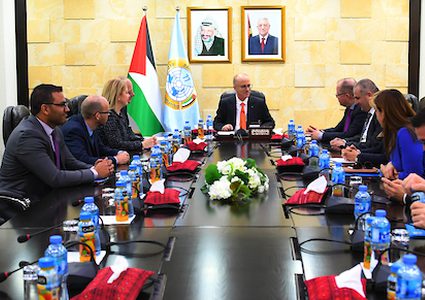 رئيس الوزراء الفلسطيني ، رامي الحمد الله ، يلتقي بوفد البرلمان الألماني في مدينة رام الله بالضفة الغربية في 6 مارس 2019.