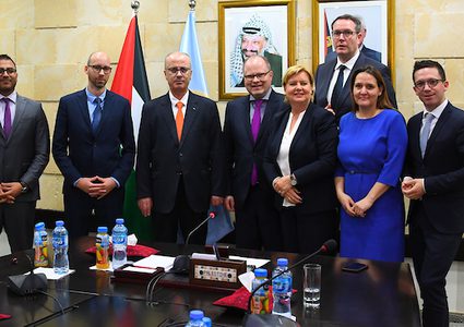 رئيس الوزراء الفلسطيني ، رامي الحمد الله ، يلتقي بوفد البرلمان الألماني في مدينة رام الله بالضفة الغربية في 6 مارس 2019.