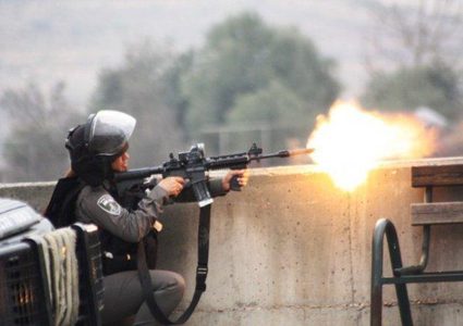 إصابتان إحداهما خطيرة خلال اقتحام الاحتلال ومستوطنيه بلدة حلحول