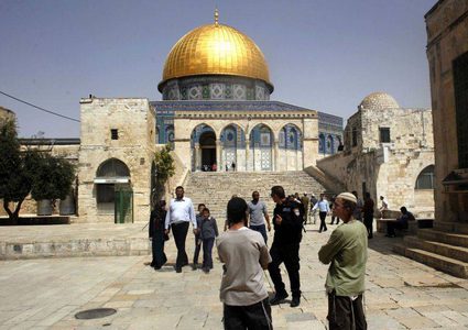 مستوطنون يجددون اقتحاماتهم للأقصى