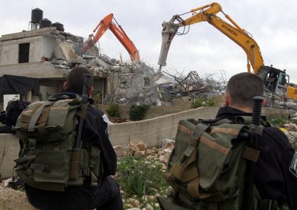 الخليل: الاحتلال يخطر بهدم شقتين سكنيتين ويستدعي أسيرا محررا