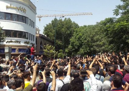 متقاعدون إيرانيون يتظاهرون بسبب تأخر رواتبهم