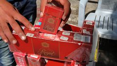 كم تجبي حماس من ضرائب السجائر في غزة يومياً؟