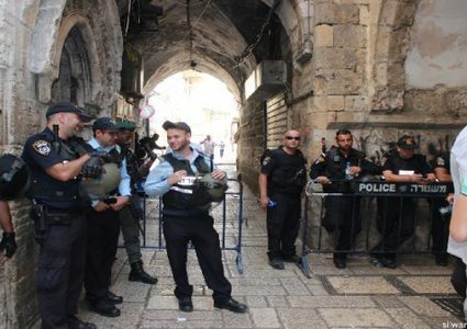 الاحتلال يعتقل حارسا من الأقصى