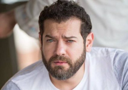 سوء الحظ يطارد عمرو يوسف .. ماذا حدث؟ وكيف تصرف؟