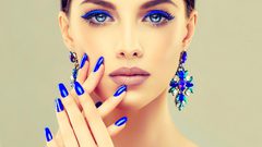 الأزرق يلوّن جمالك هذا الصيف