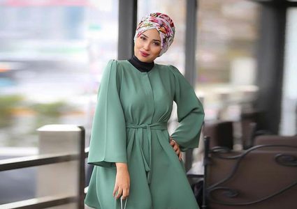 بعيدًا عن الألوان الحيادية..لفات حجاب مطبعة بالورود