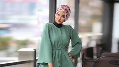 بعيدًا عن الألوان الحيادية..لفات حجاب مطبعة بالورود