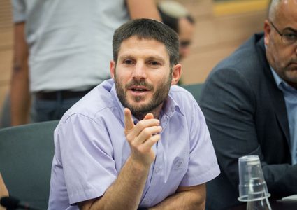 "سموتريتش" يعلن عن اعداده خطة لحماية "نتنياهو" من المحاكمة