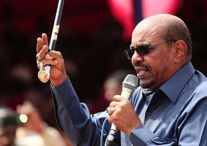 الرئيس السوداني يقيل محافظ البنك المركزي