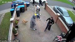 شابان انتقما من شخصين تحدثا مع والدتهما بشكل سيئ