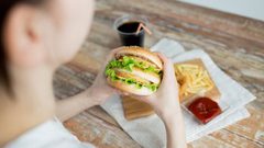 كيف يحدث التسمم الغذائي؟