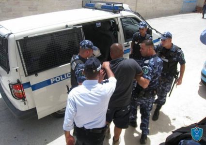 الشرطة تقبض على افراد عصابة متهمة بتنفيذ سرقات في الضفة