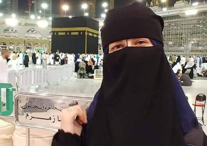 الجمعة- تسليم جثمان الشهيدة مبارك