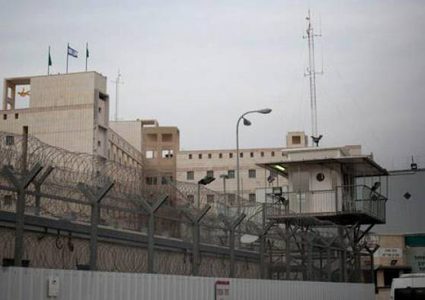 أجهزة التشويش في "عوفر" تتسبب بآلام حادة بالرأس للأسرى الأطفال