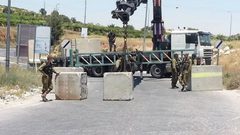 قوات الاحتلال تنصب بوابات حديدية على مداخل قرى غرب رام الله