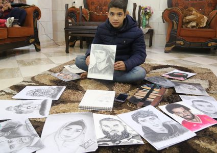 جميل يعيد الشهداء للحياة بلوحاته الفنية