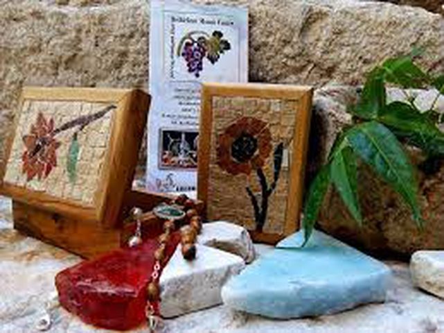 مبدعون صم في معرض الفسيفساء ببيت لحم