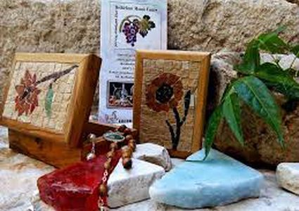 مبدعون صم في معرض الفسيفساء ببيت لحم