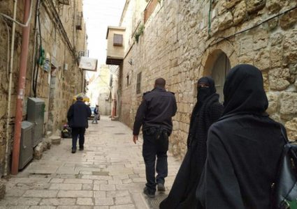 الاحتلال يعتقل 7 سيدات من الاقصى ويحتجزهن للتحقيق