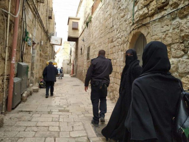 الاحتلال يعتقل 7 سيدات من الاقصى ويحتجزهن للتحقيق