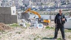 الاحتلال يخطر بهدم خيم وبركسات في بيت لحم