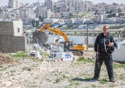 الاحتلال يخطر بهدم خيم وبركسات في بيت لحم