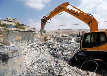 الاحتلال يهدم منزلا من طابقين شمال نابلس