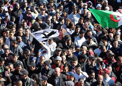 المعارضة الجزائرية تدعو مرشحو الرئاسة للانسحاب والانضمام للشعب