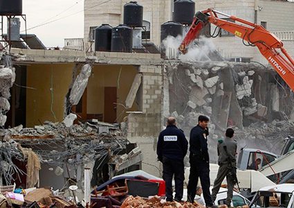 الاحتلال يجبر  مواطنًا من قلنسوة على هدم منزله