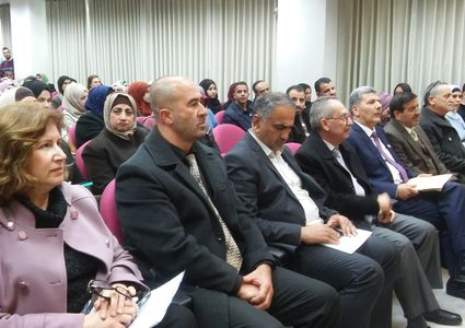 مناظرة في جامعة النجاح حول إلغاء الواجبات البيتية