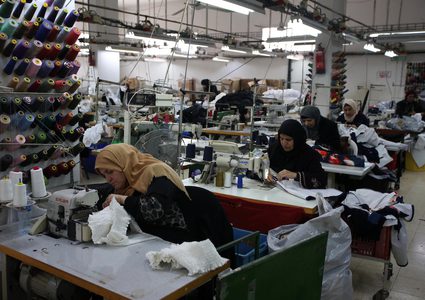 سيدات يعملن في مشغل خياطة بمدينة قلقيلية