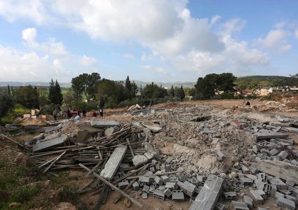 مواطنون يتفقدون أنقاض المنزل الذي  هدمه الاحتلال شمال نابلس
