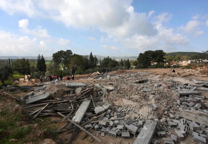 مواطنون يتفقدون أنقاض المنزل الذي  هدمه الاحتلال شمال نابلس