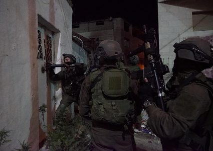 الاحتلال يعتقل 3 مواطنين من جبل المكبّر