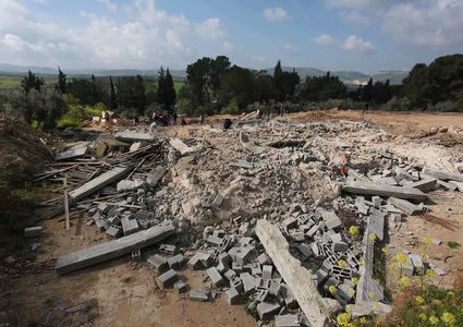 مواطنون يتفقدون أنقاض المنزل الذي  هدمه الاحتلال شمال نابلس