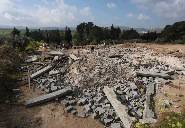 مواطنون يتفقدون أنقاض المنزل الذي  هدمه الاحتلال شمال نابلس