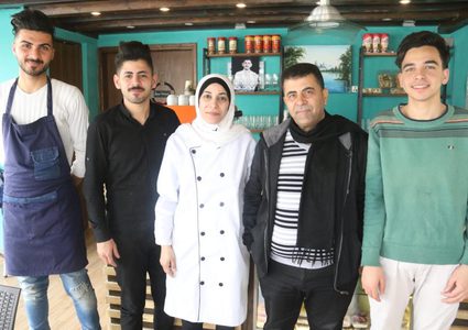 " صابرين" تقود مشروعاً عائلياً لتشغيل أبنائها في غزة