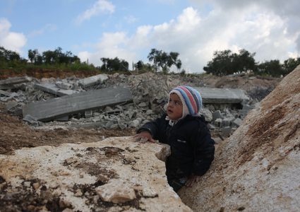 مواطنون يتفقدون أنقاض المنزل الذي  هدمه الاحتلال شمال نابلس