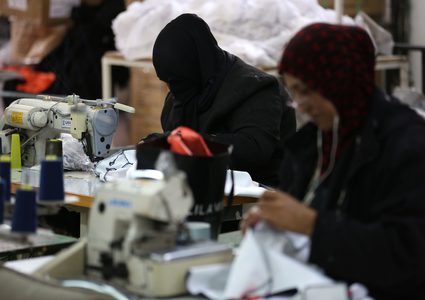 سيدات يعملن في مشغل خياطة بمدينة قلقيلية