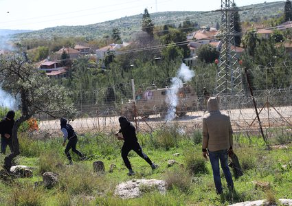 مواجهات بين الشبان وقوات الاحتلال في قرية بيت سيرا غرب مدينة رام الله.