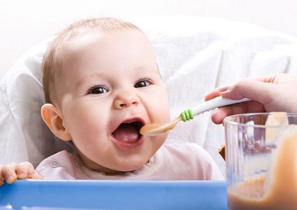 9 نصائح لإطعام طفلك الرضيع للمرة الأولى