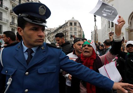 الحزب الحاكم بالجزائر ينفي استقالة نواب وانضمامهم للاحتجاجات