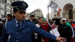 الحزب الحاكم بالجزائر ينفي استقالة نواب وانضمامهم للاحتجاجات