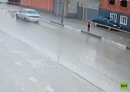 "معجزة" تنقذ طفلا من الموت دهسا! (فيديو)