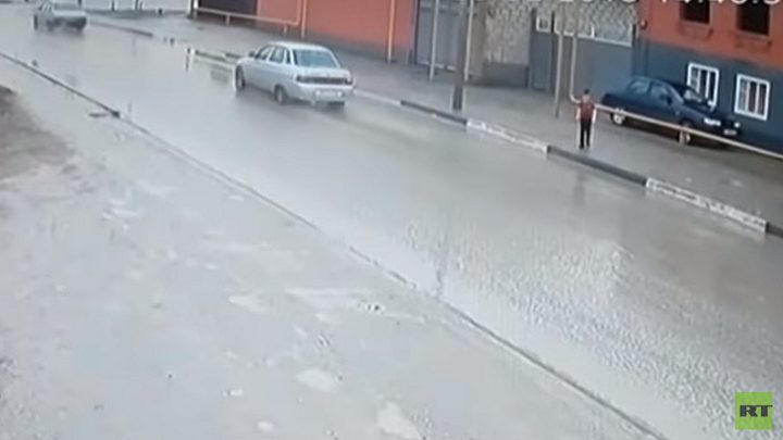 "معجزة" تنقذ طفلا من الموت دهسا! (فيديو)