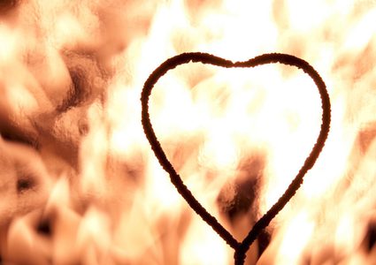 رجل يضرم النار في بناء سكني لهدف رومانسي!