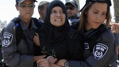 في يومها العالمي.. خمسون امرأة فلسطينية في زنازين الاحتلال