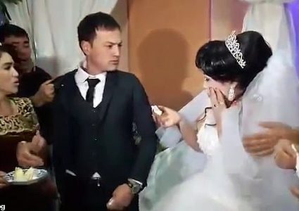 عريس يضرب زوجته في حفل الزفاف أمام الجميع..والسبب لن "تتخيله"!