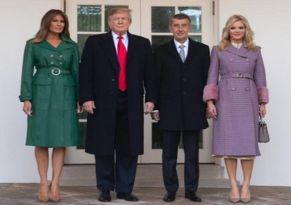 مرة أخرى.. ترامب ينسى ميلانيا ويحرجها أمام مونيكا!